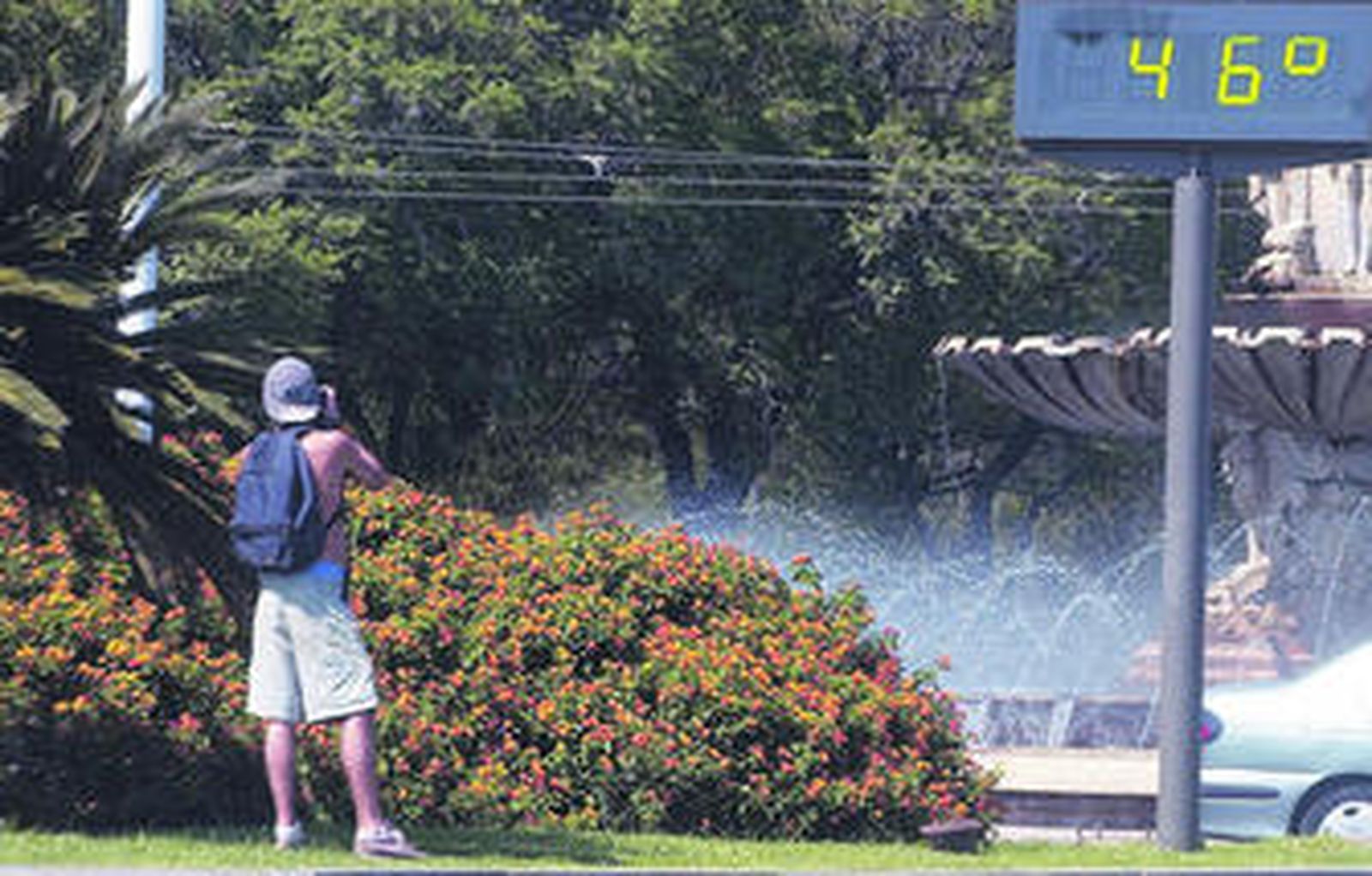 Un turista fotografía el pasado fin de semana el reloj de la Glorieta de Don Juan de Austria, con la fuente de fondo.