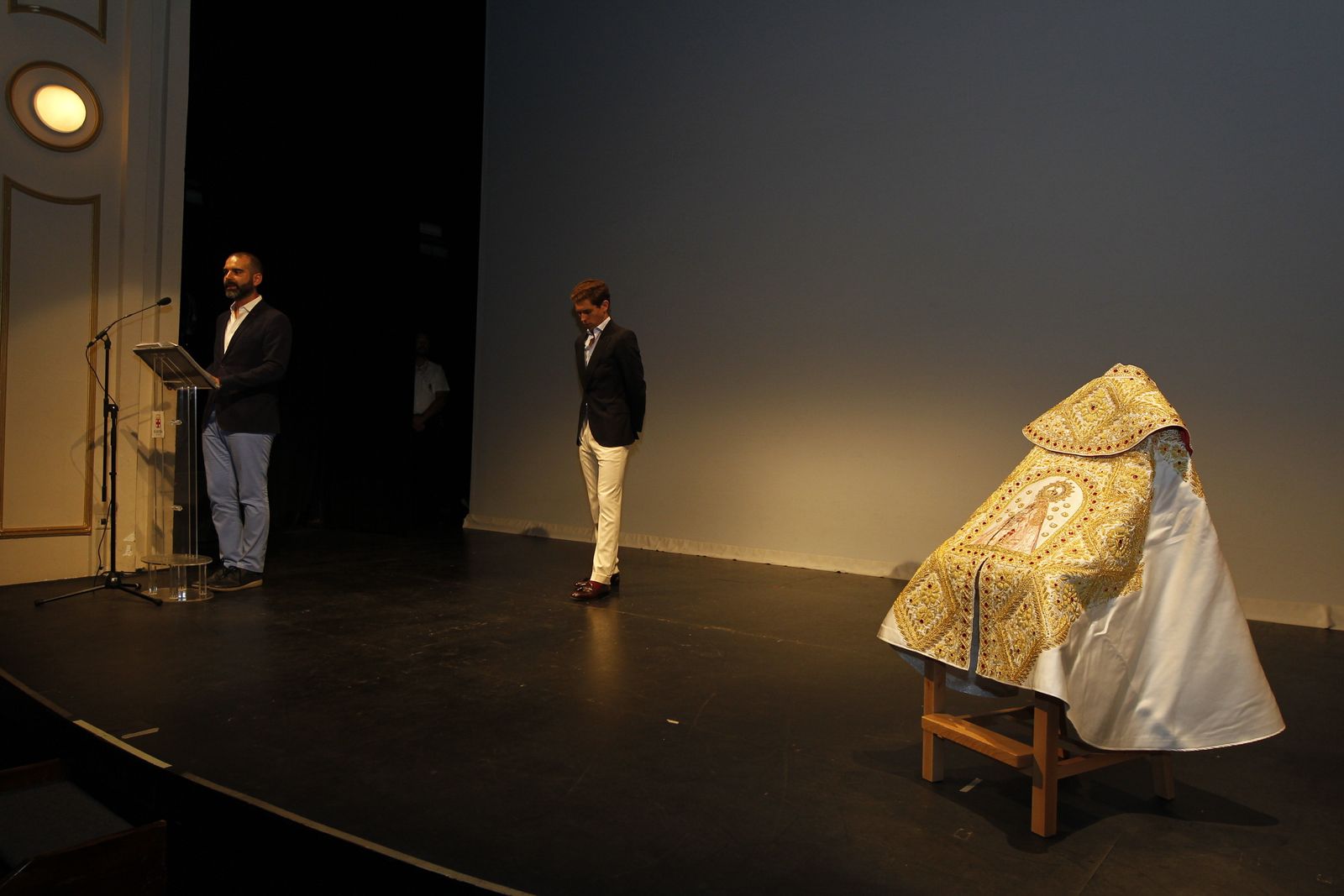 Fotogalería entrega capote de paseo al torero Ginés Marín. Feria de Almería 2019