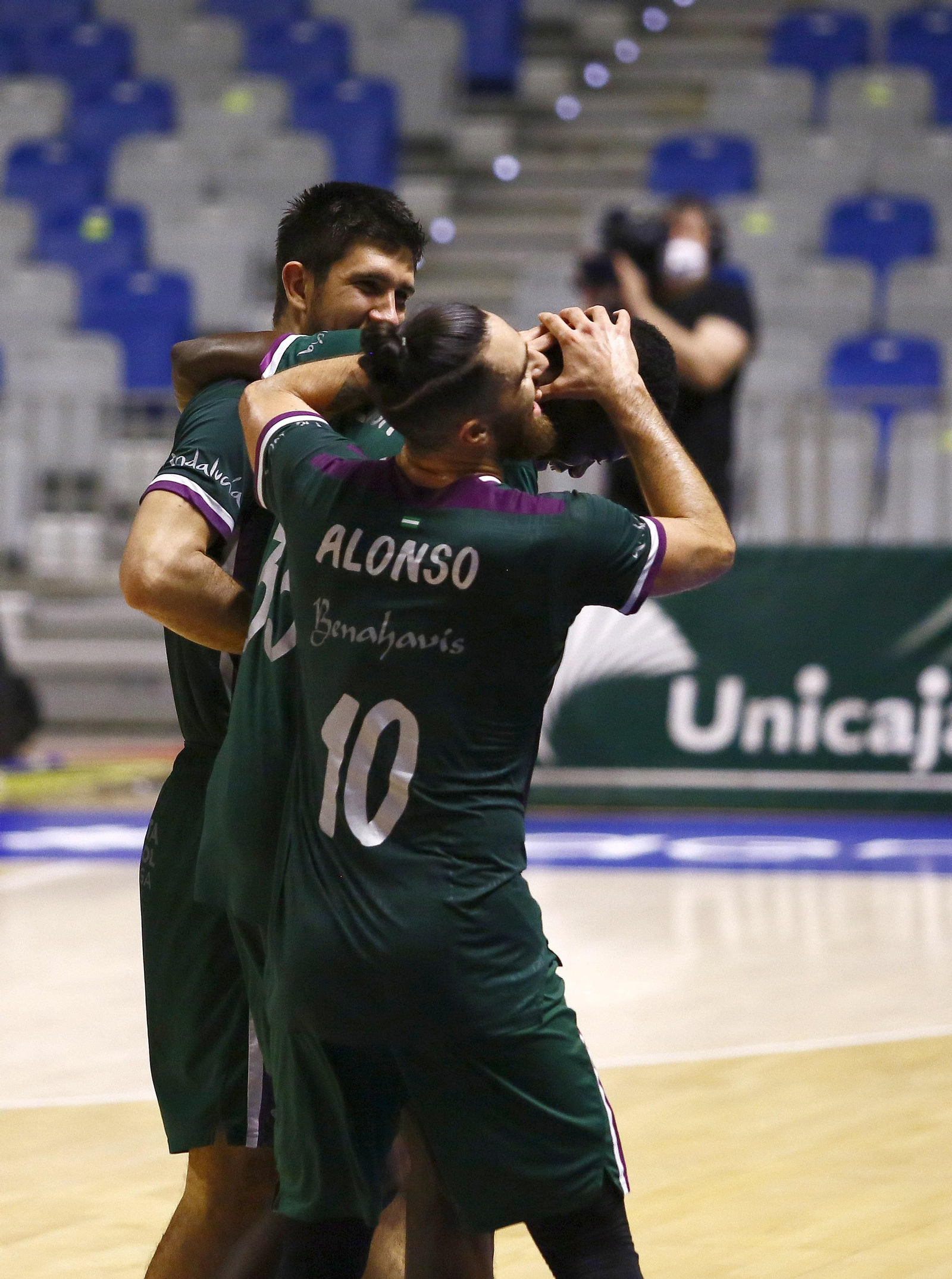 Alonso y Bouteille bromean con Nzosa, que cumplía 17 años.