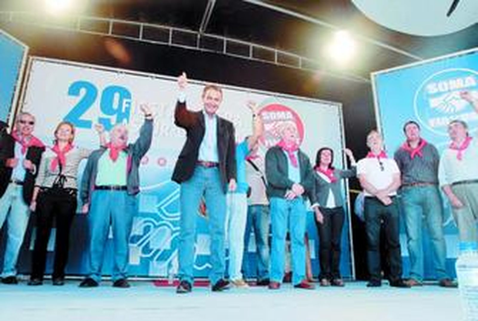 Zapatero, ayer en Rodiezmo,  junto a la secretaria de Organización del PSOE, Leire Pajín, y el ex vicesecretario general Alfonso Guerra (izqda.) .