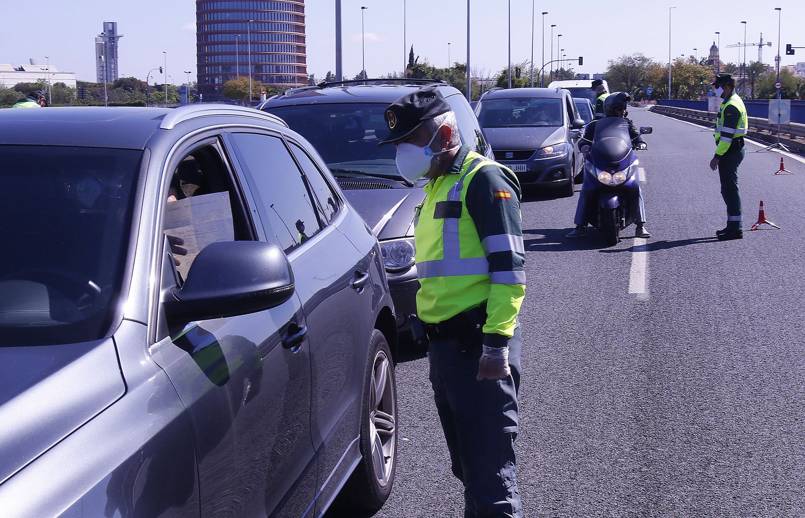 Controles de la Guardia Civil y Policía Local agradeciendo aplausos