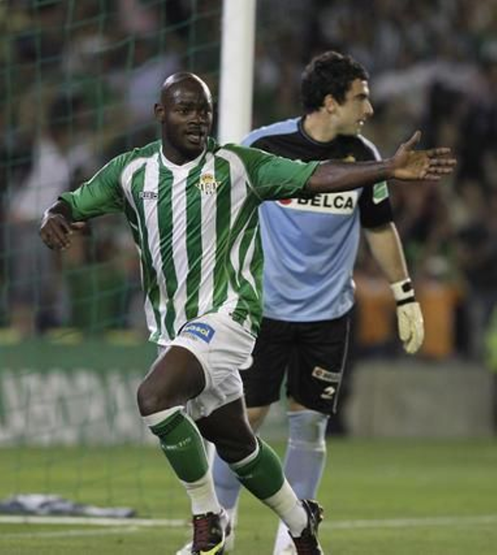 El Betis vuelve a meterse de lleno en la pelea por el ascenso tras ganar a la Real Sociedad. / Antonio Pizarro