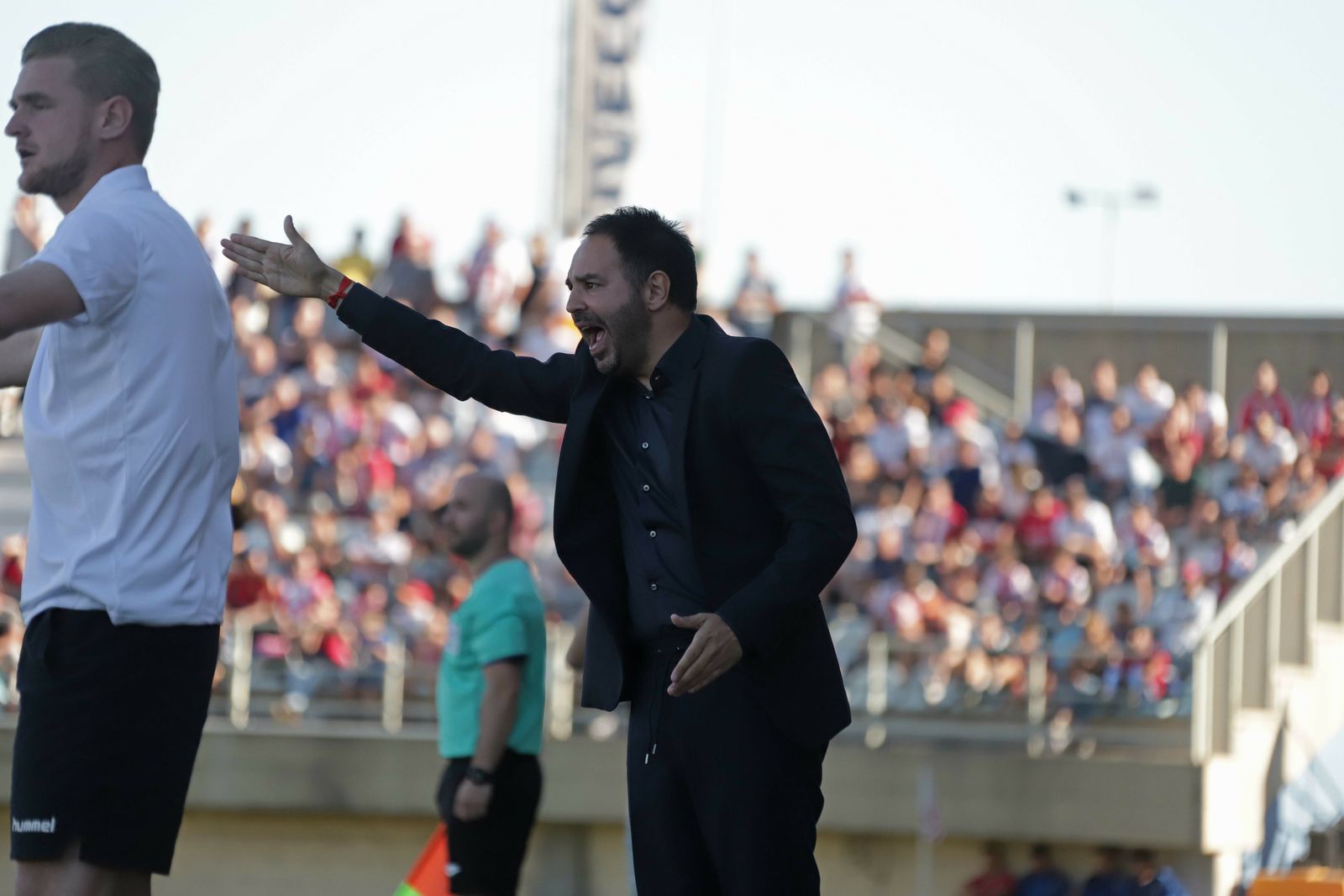 Risueño reparte instrucciones en el Nuevo Mirador de Algeciras.