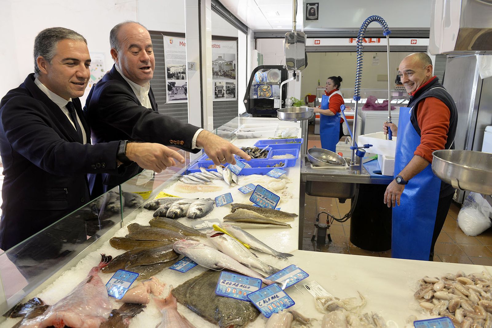 Visita de las autoridades a las instalaciones del mercado de abastos.