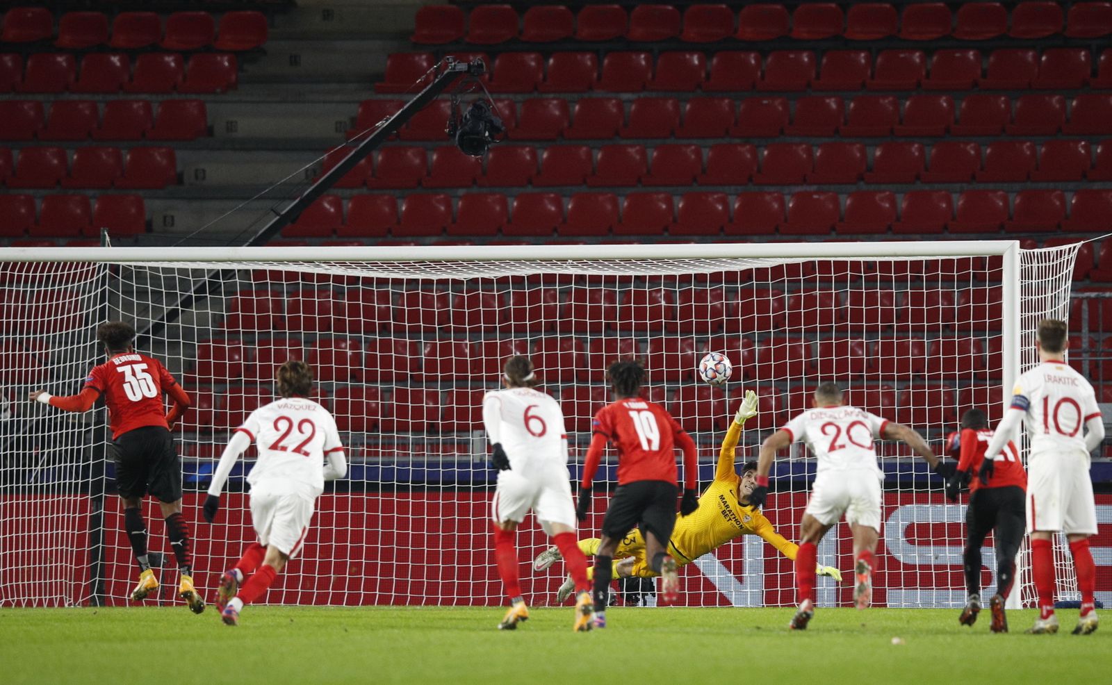 Bono trata de detener el penalti lanzado por Rutter.