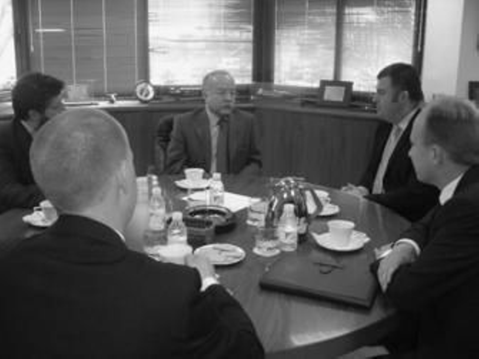 Un momento de la reunión entre el presidente de la APBA, Manuel Morón, y el director general de Operaciones de Maersk Line, Mark Malone.