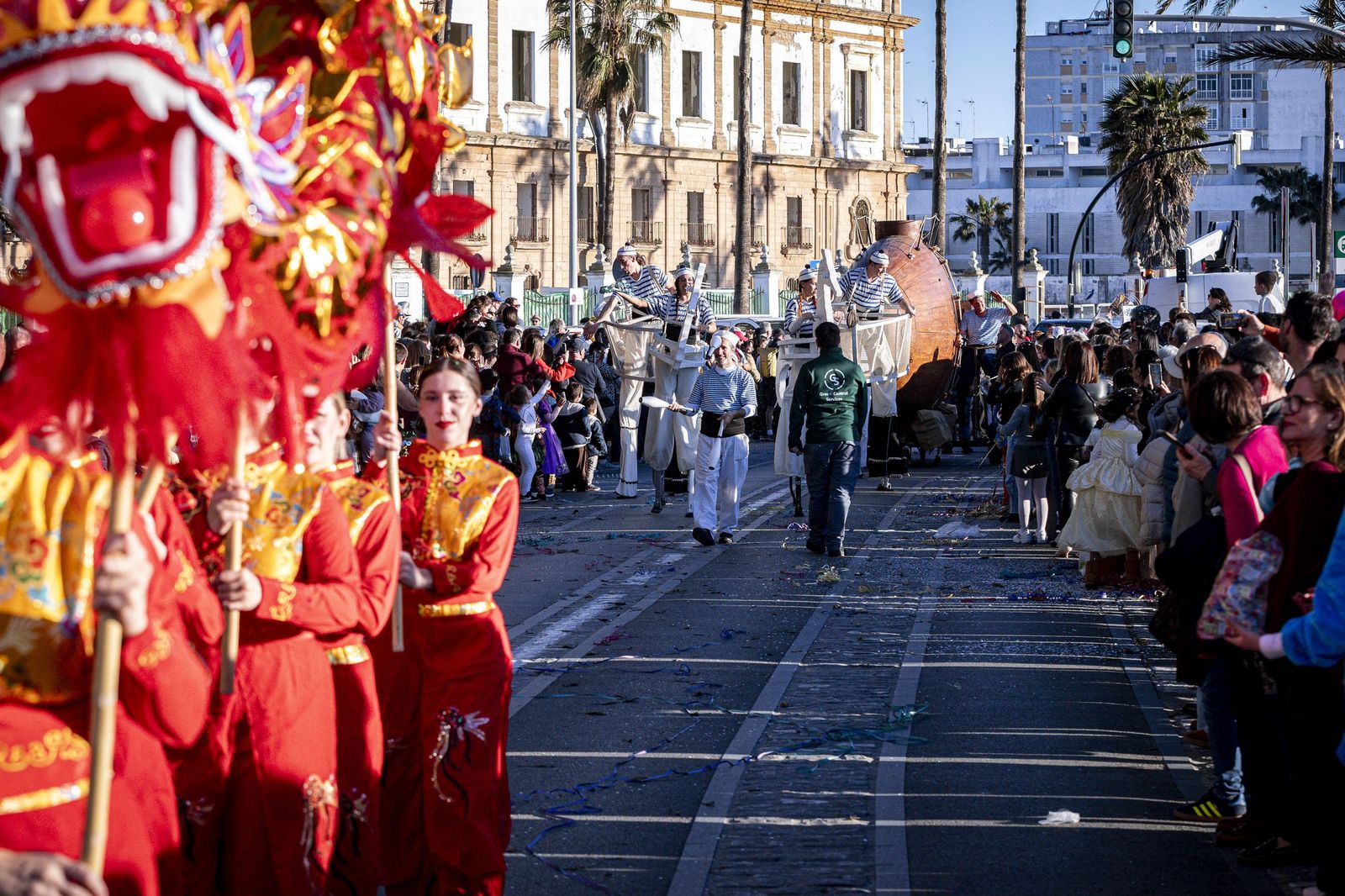 Las mejores imágenes de la Cabalgata del Humor del Carnaval de Cádiz 2026