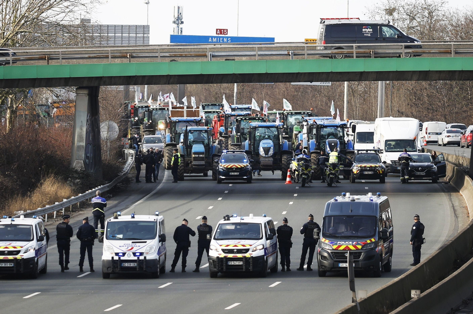 Agricultores franceses cortan las carreteras de acceso a París
