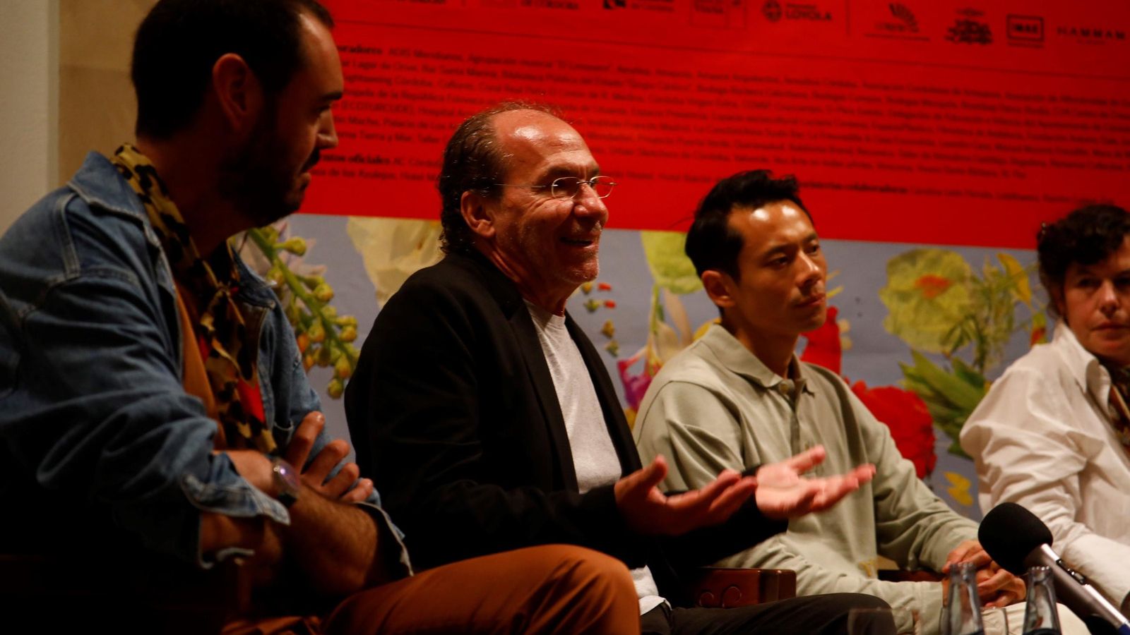 Eugenio Ampudia hablando junto a Alejandro Banegas (izquierda) y el resto de artistas.