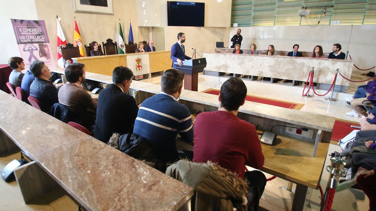Antonio Galindo recibe el Escudo de Oro de manos del alcalde de Almería.
