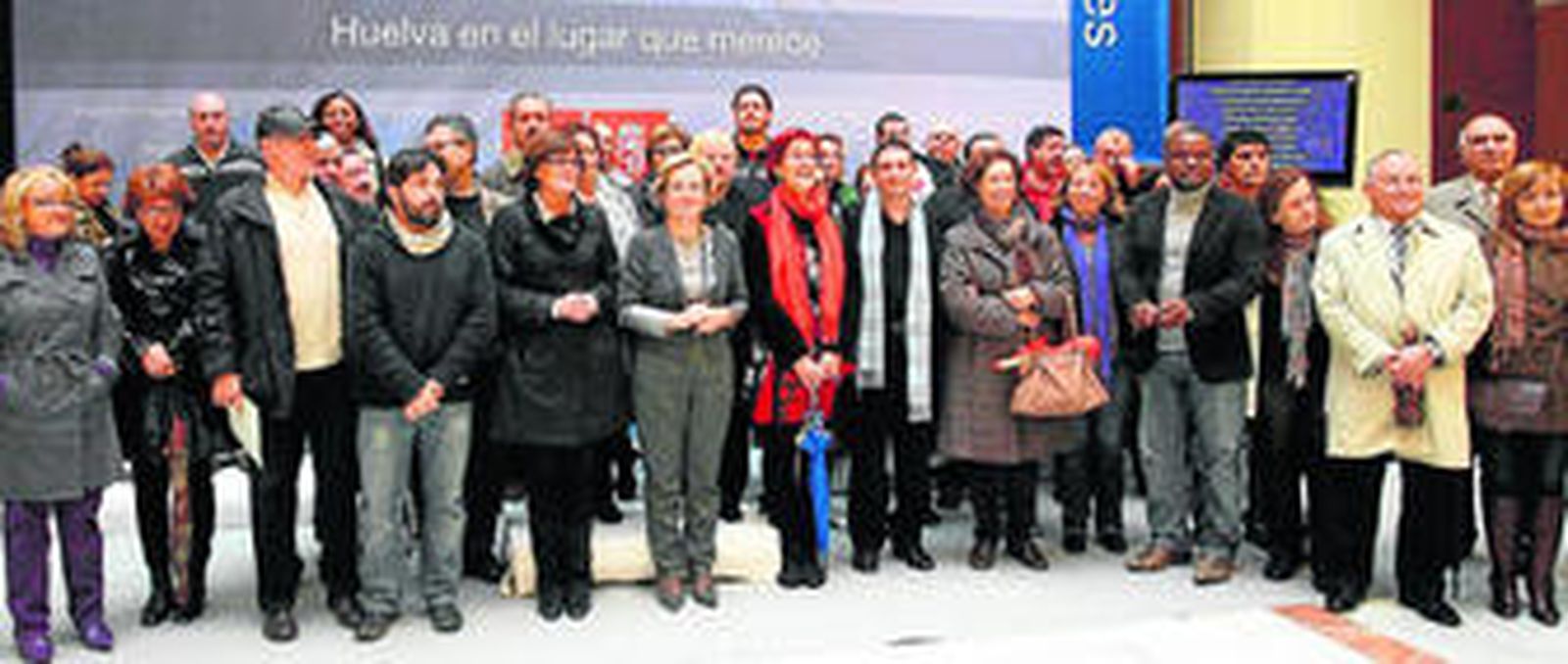 Petronila Guerrero, rodeada de una representación de los firmantes de documento, ayer en la sede mercedaria de la Universidad de Huelva.