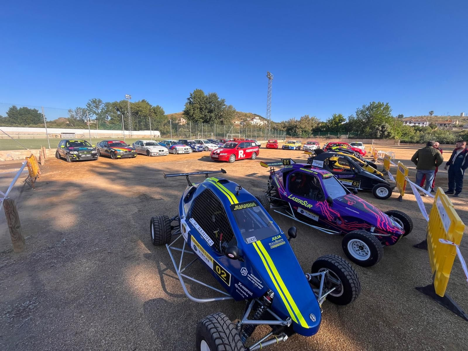 Varios de los vehículos participantes aparcados en una explanada antes del comienzo de la prueba.