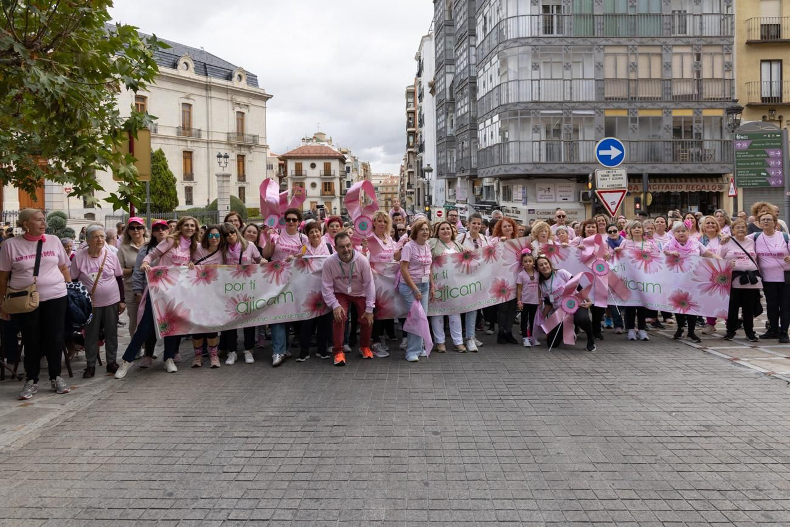 Jaén se viste de rosa con una marcha reivindicativa contra el cáncer de mama