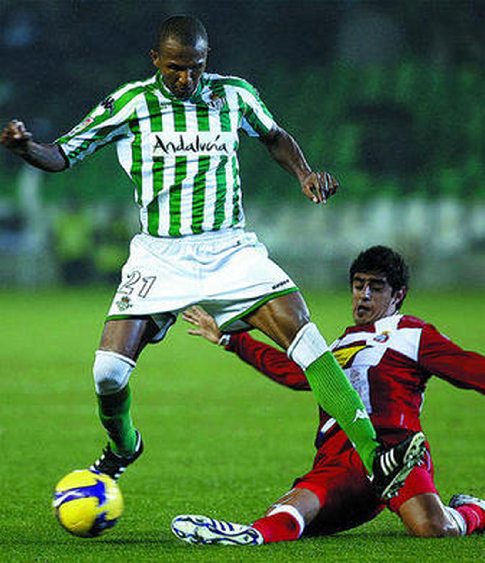 Mehmet Aurelio intenta marcharse del españolista Román.