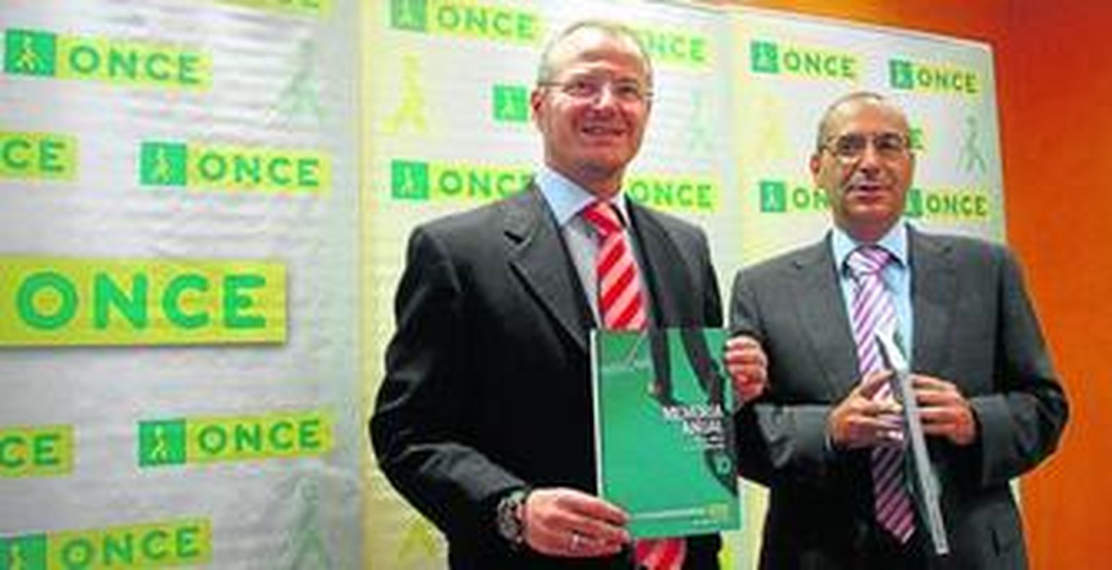 Patricio Cárceles, delegado territorial, junto al subdelegado Francisco Arroyo, sosteniendo la Memoria Anual de la ONCE.