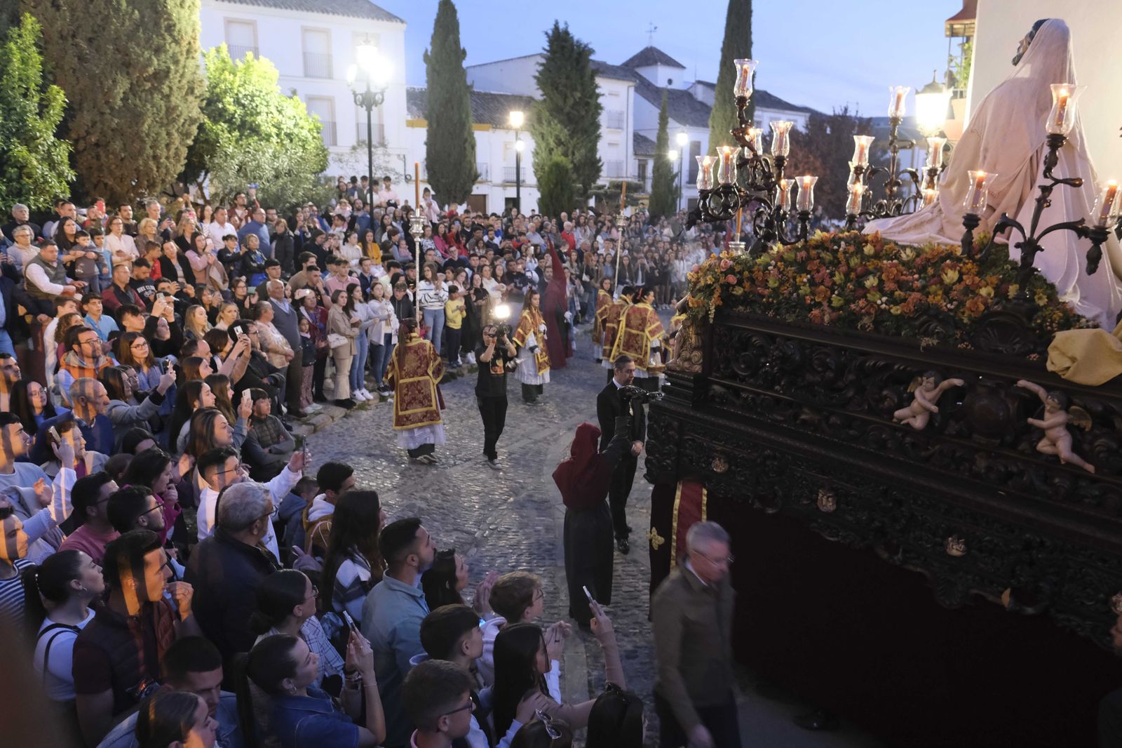 Aceras llenas el Lunes Santo para presenciar el paso del Huerto.