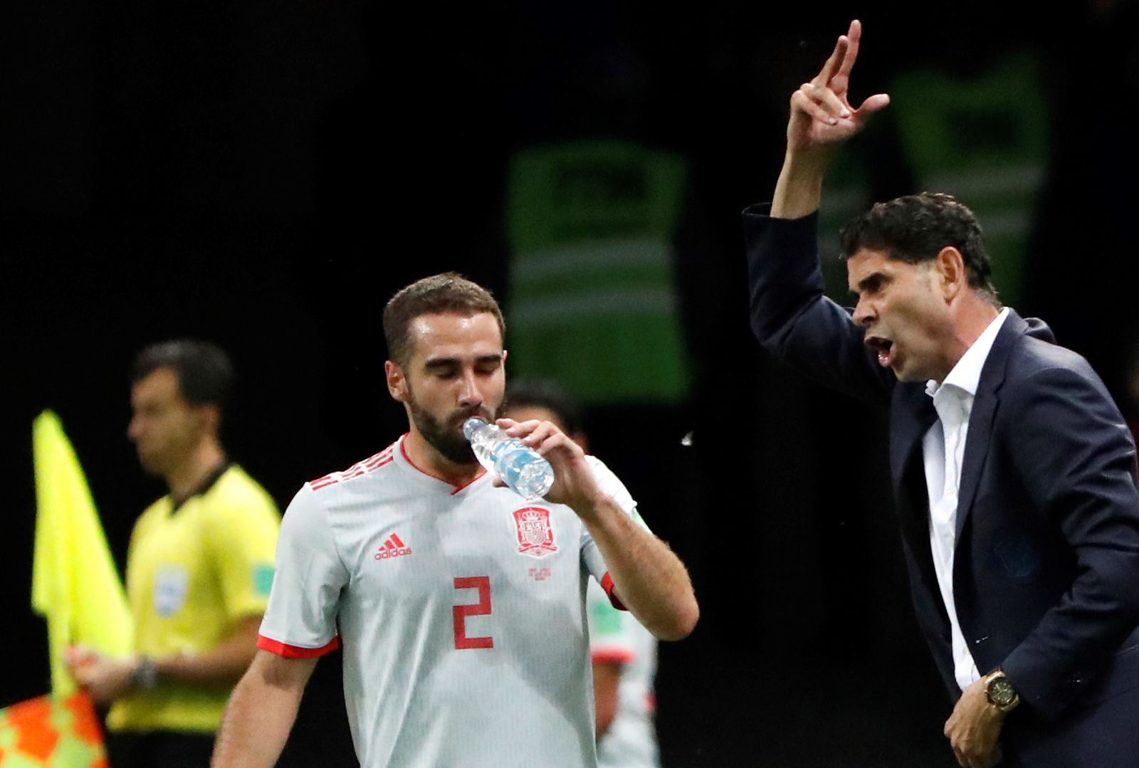 Fernando Hierro se queja por una acción durante el partido en presencia de Carvajal.