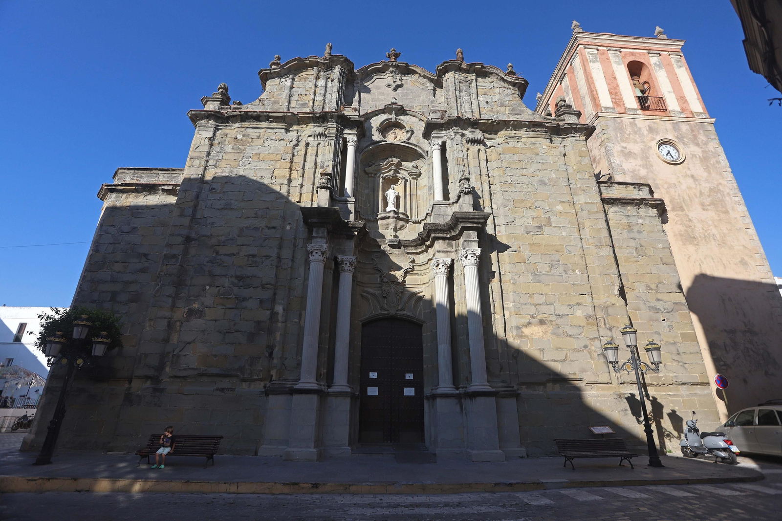 Fotos de los daños en las vidrieras de la iglesia de San Mateo, en Tarifa