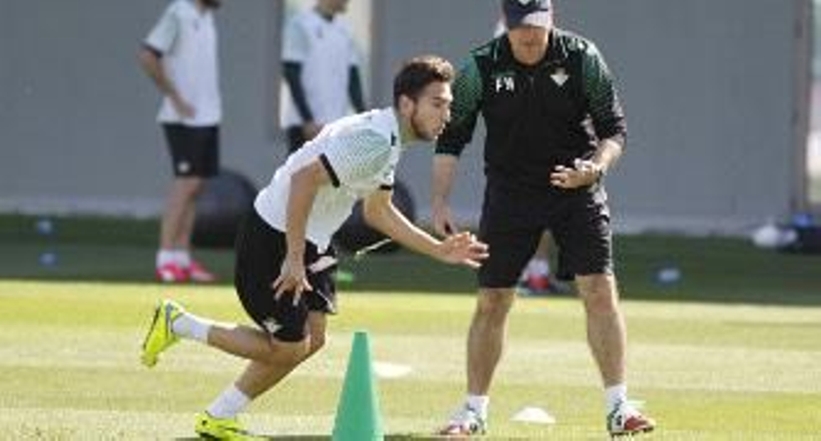Mel anima a Varela durante un ejercicio de entrenamiento. / Antonio Pizarro