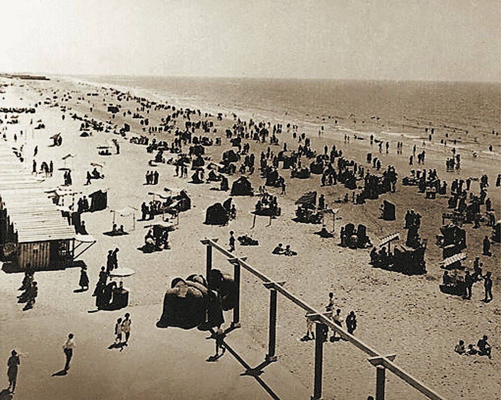 Imágenes con historia de la playa de Cádiz. Con y sin casetas