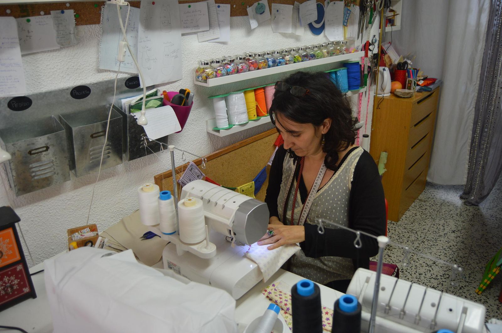 Sonia Lekuona, presidenta de la Asociación de Artesanos de Mijas, en su taller en Mijas Pueblo.