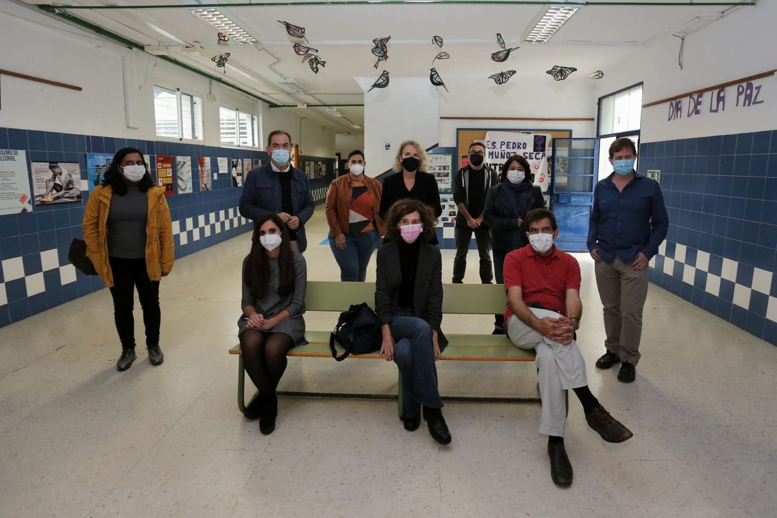Los docentes participantes en el proyecto europeo, junto a la concejala Lola Campos.