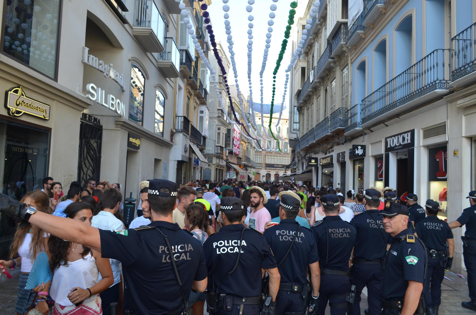 La Policía local interviene en un botellón durante la Feria de Málaga en el centro, fotografía de archivo.