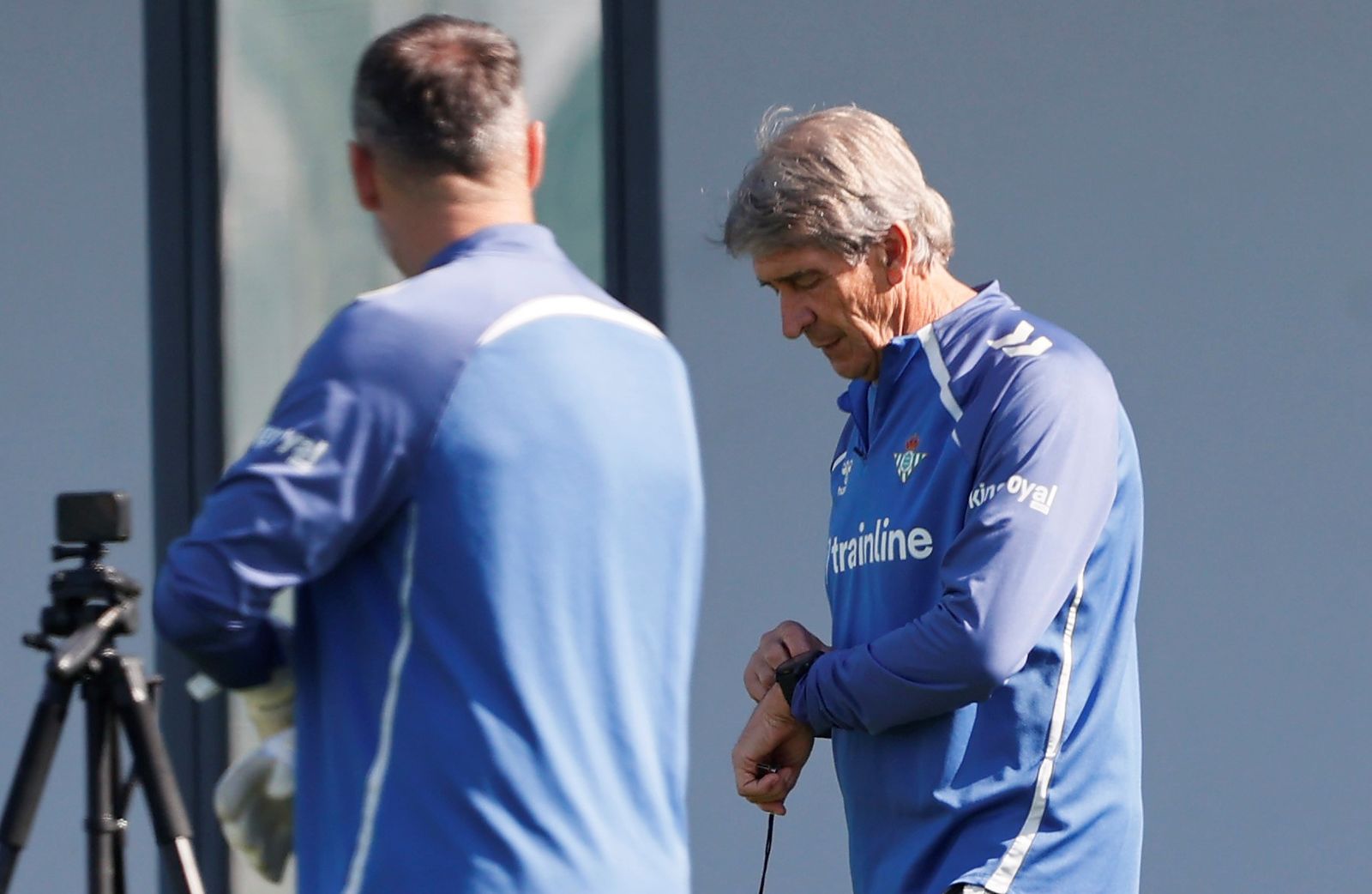Manuel Pellegrini mira su reloj en un momento del entrenamiento de este pasado viernes en la ciudad deportiva.