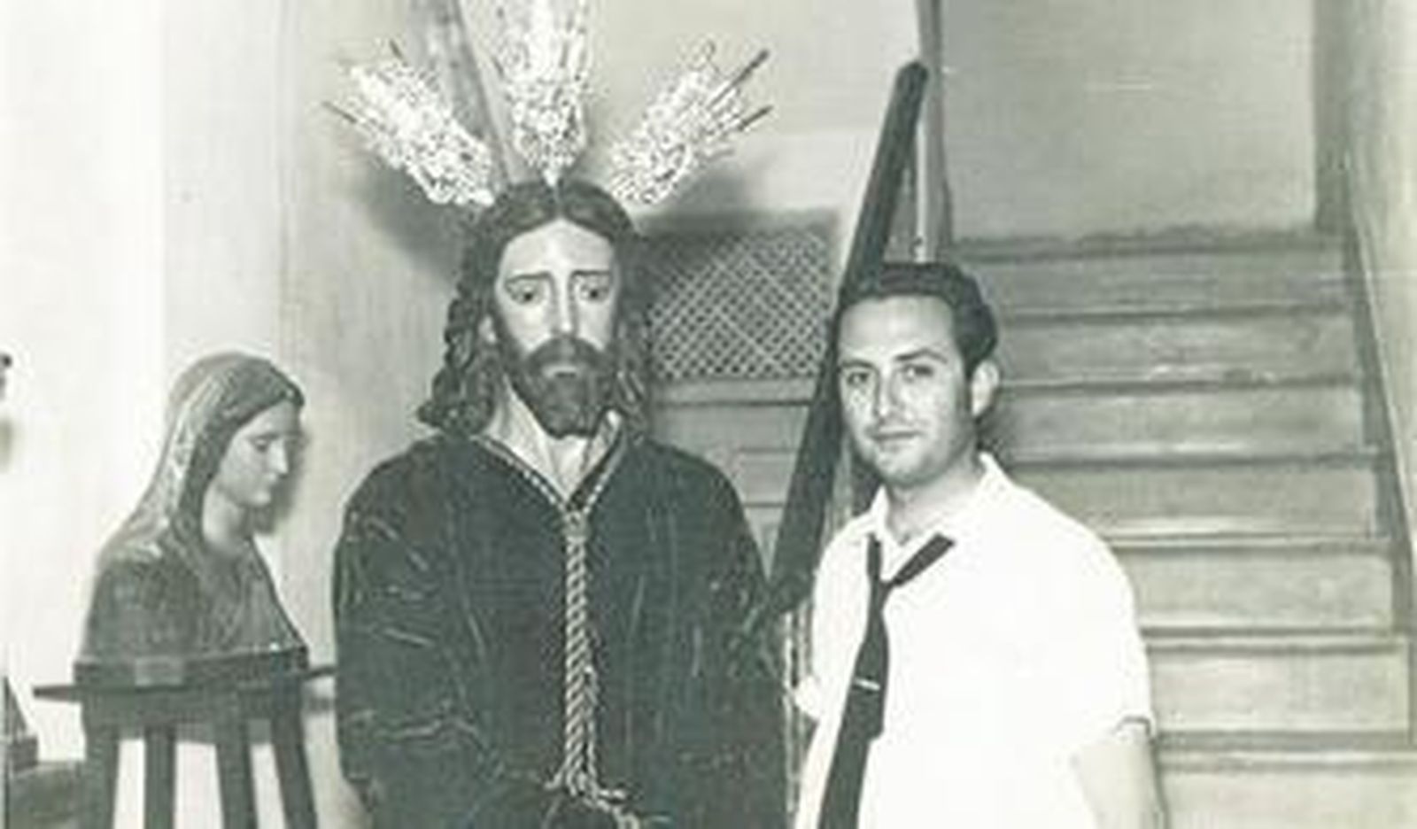 Imagen tomada en el taller de Castillo Lastrucci en junio de 1965, donde se ve a Fernando Cano-Romero, junto al Señor que encargó para Jerez.