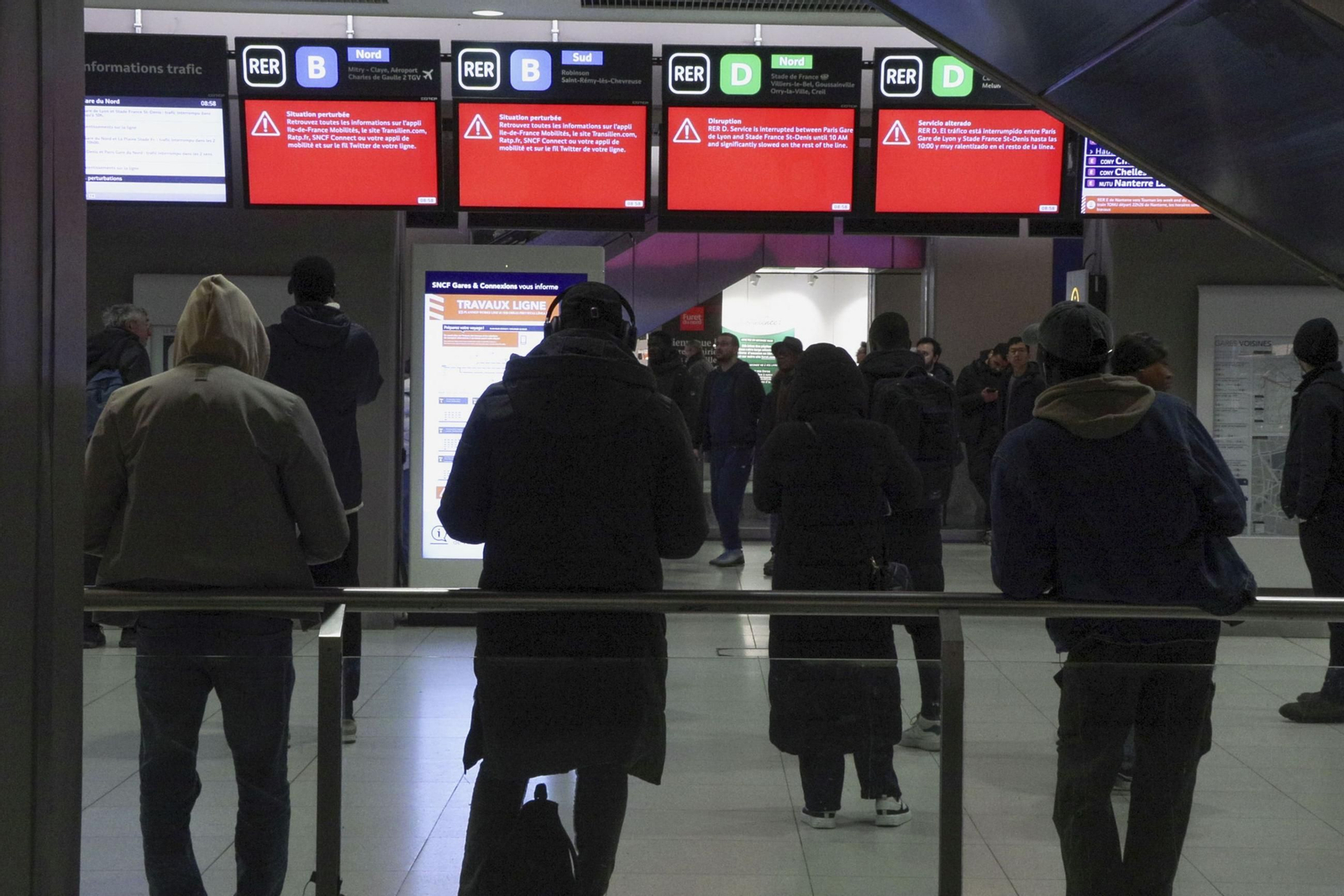 Los paneles informativos en la Estación del Norte de París.