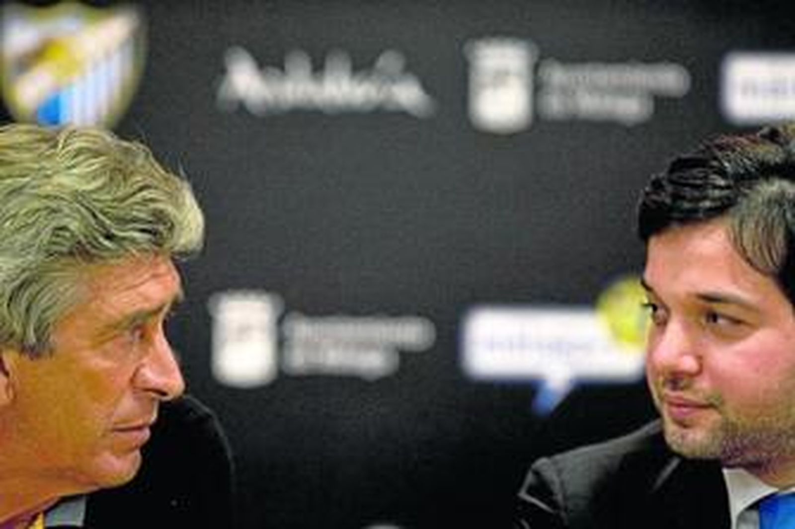 Manuel Pellegrini se mira con el vicepresidente Abdullah Ghubn.