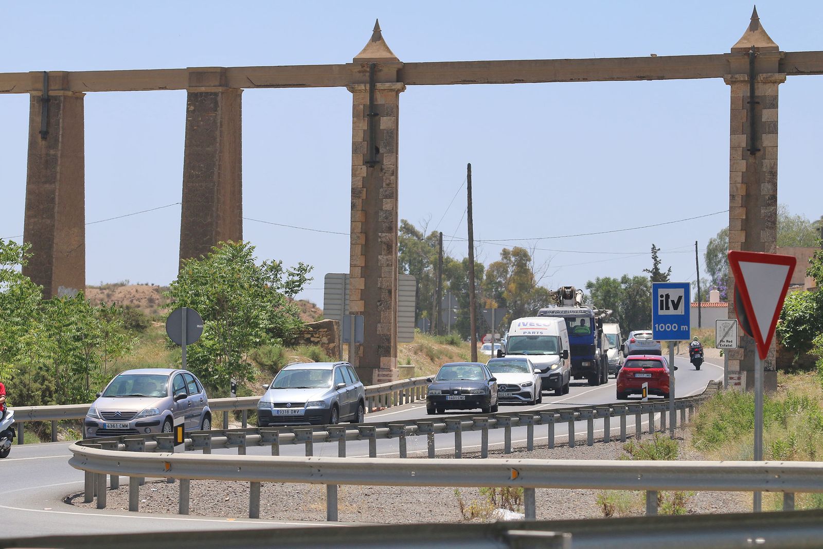Vuelca un camión en la rotonda de la fábrica de Briseis