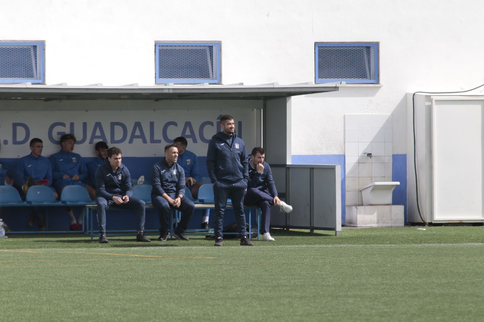 Paco Ávila, técnico del Guada, en el banquillo del Fernández Marchán.