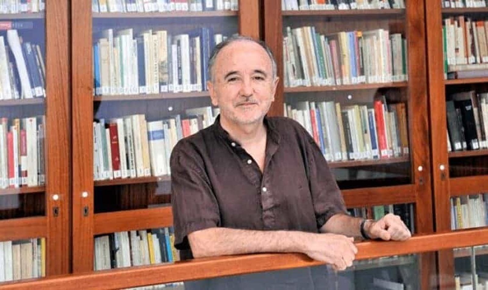 Alfonso Alegre en una biblioteca.