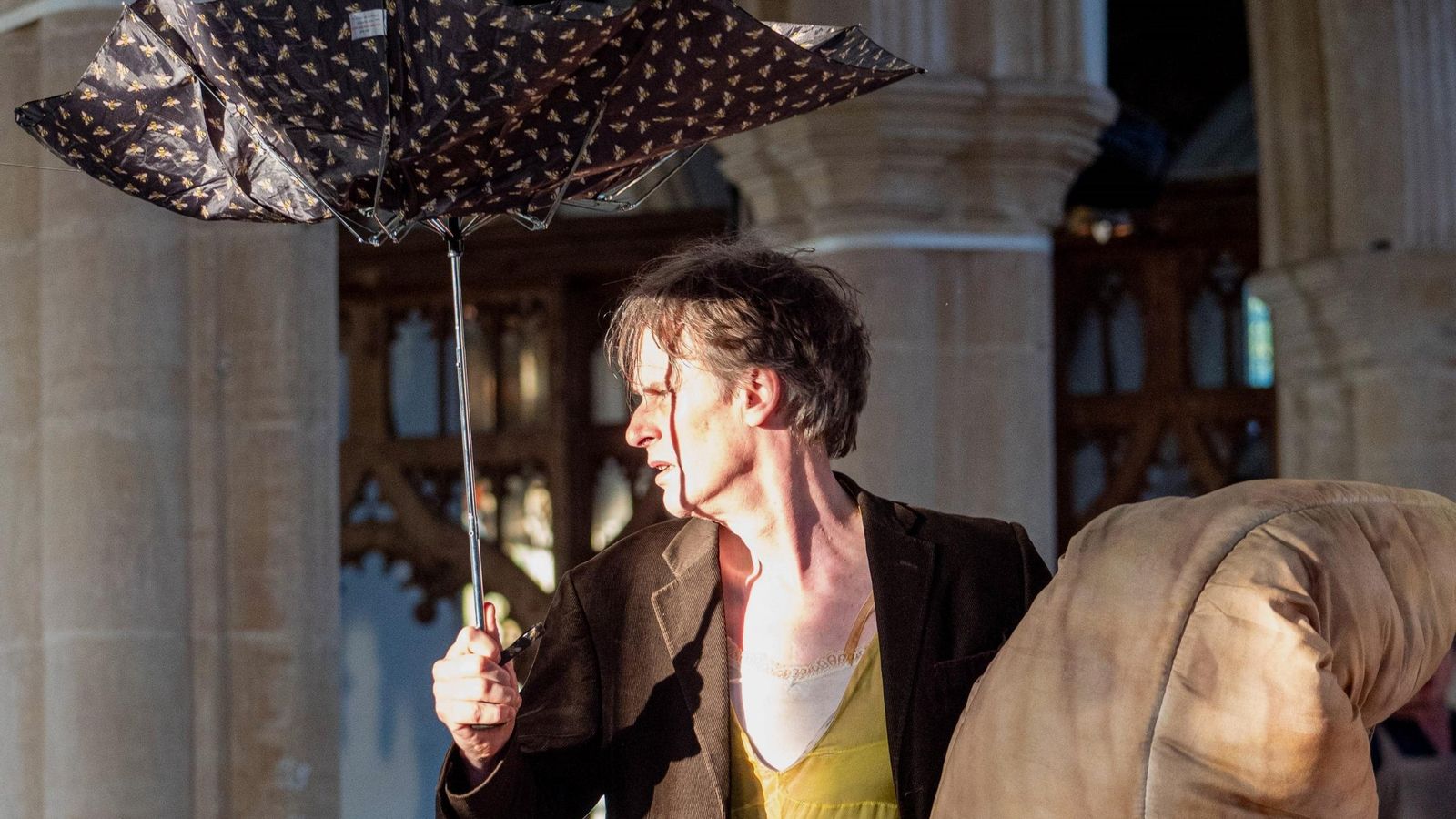 Ian Bostridge en el papel de Mujer loca en una interpretación de 'Curlew River' de Benjamin Britten