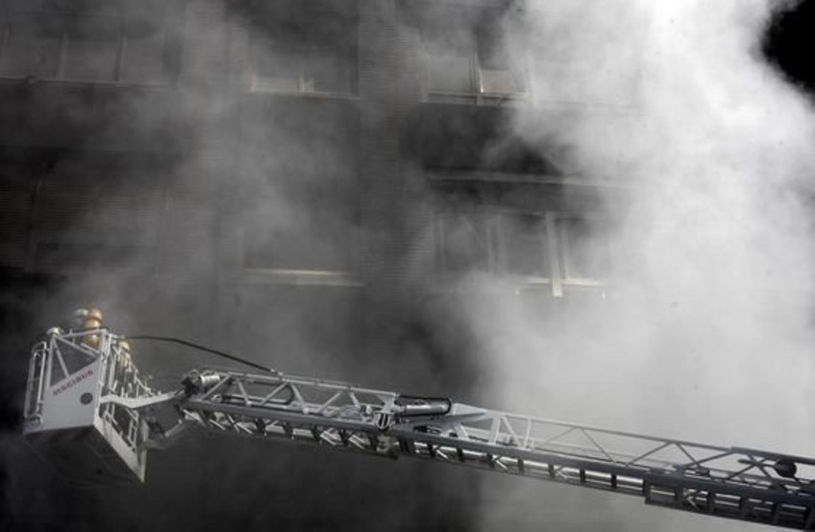 Espectacular incendio en un edificio de la calle Brasil. /Jesús Marín