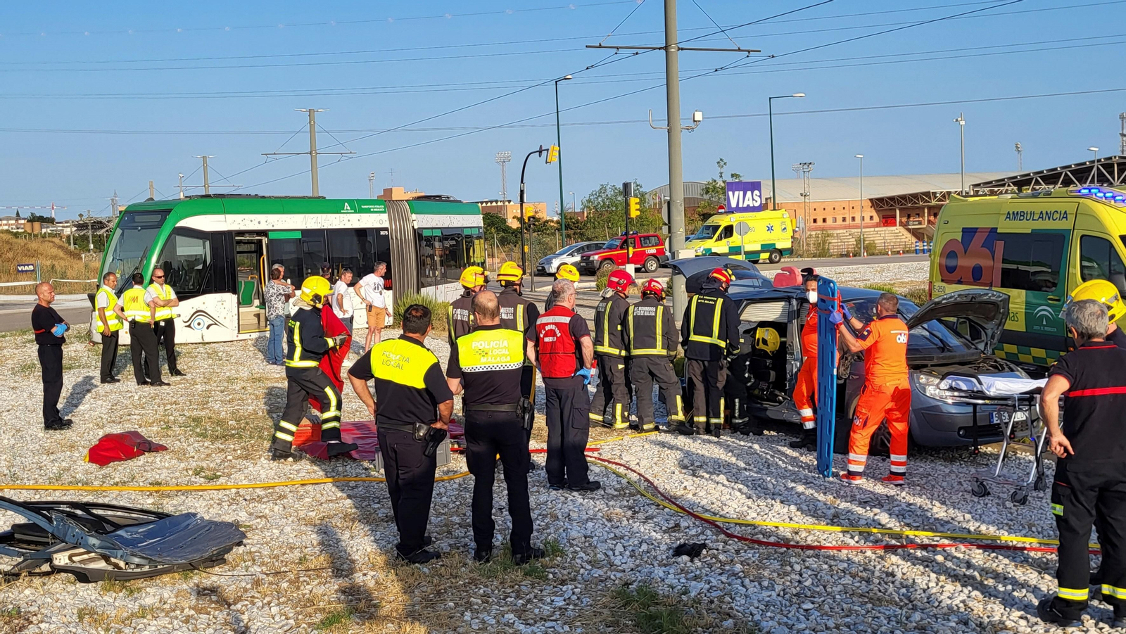 Las fotos del accidente entre el Metro de Málaga y un coche en El Cónsul