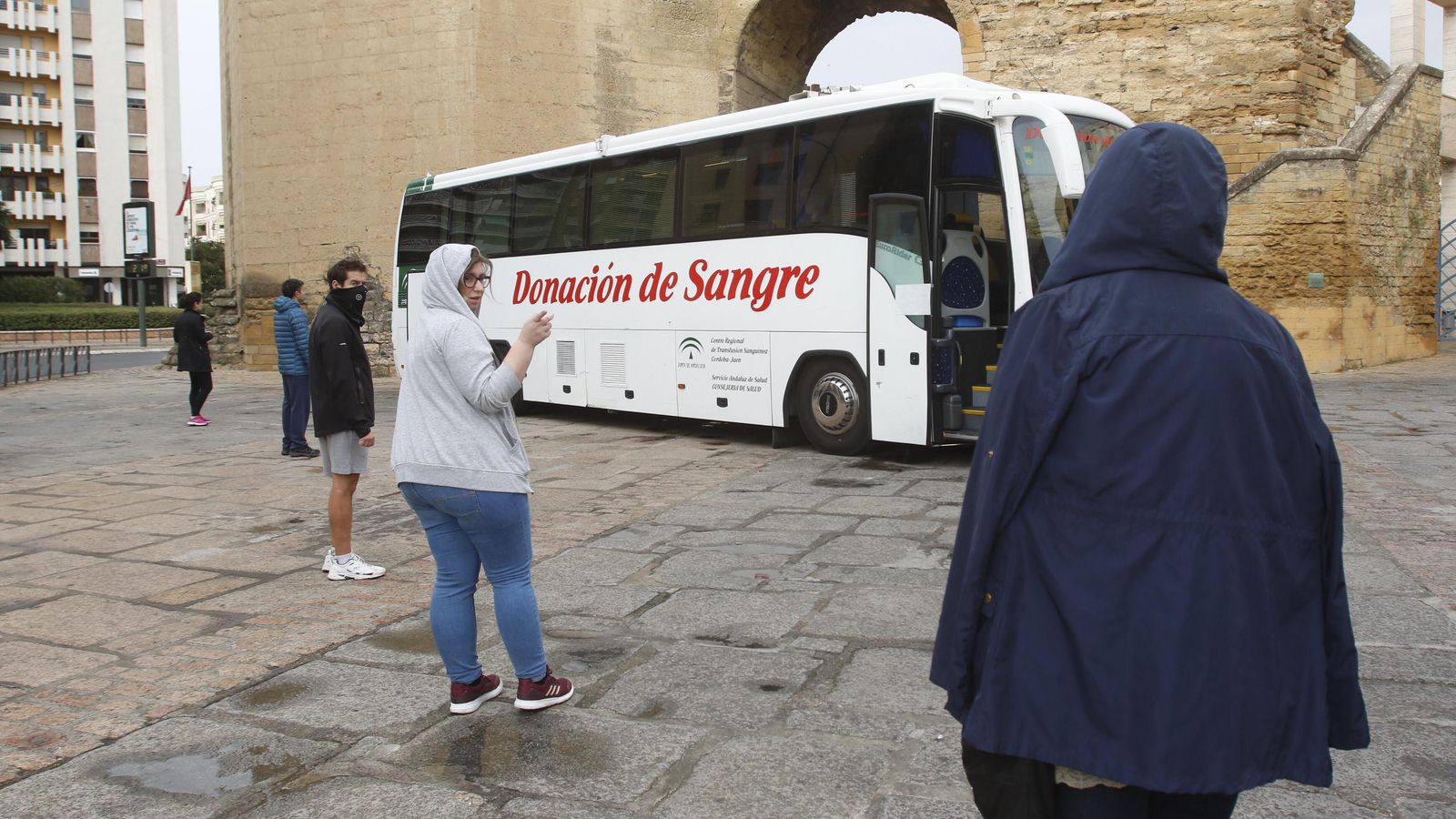 Un grupo de personas espera su turno para donar sangre en la Torre de la Malmuerta.