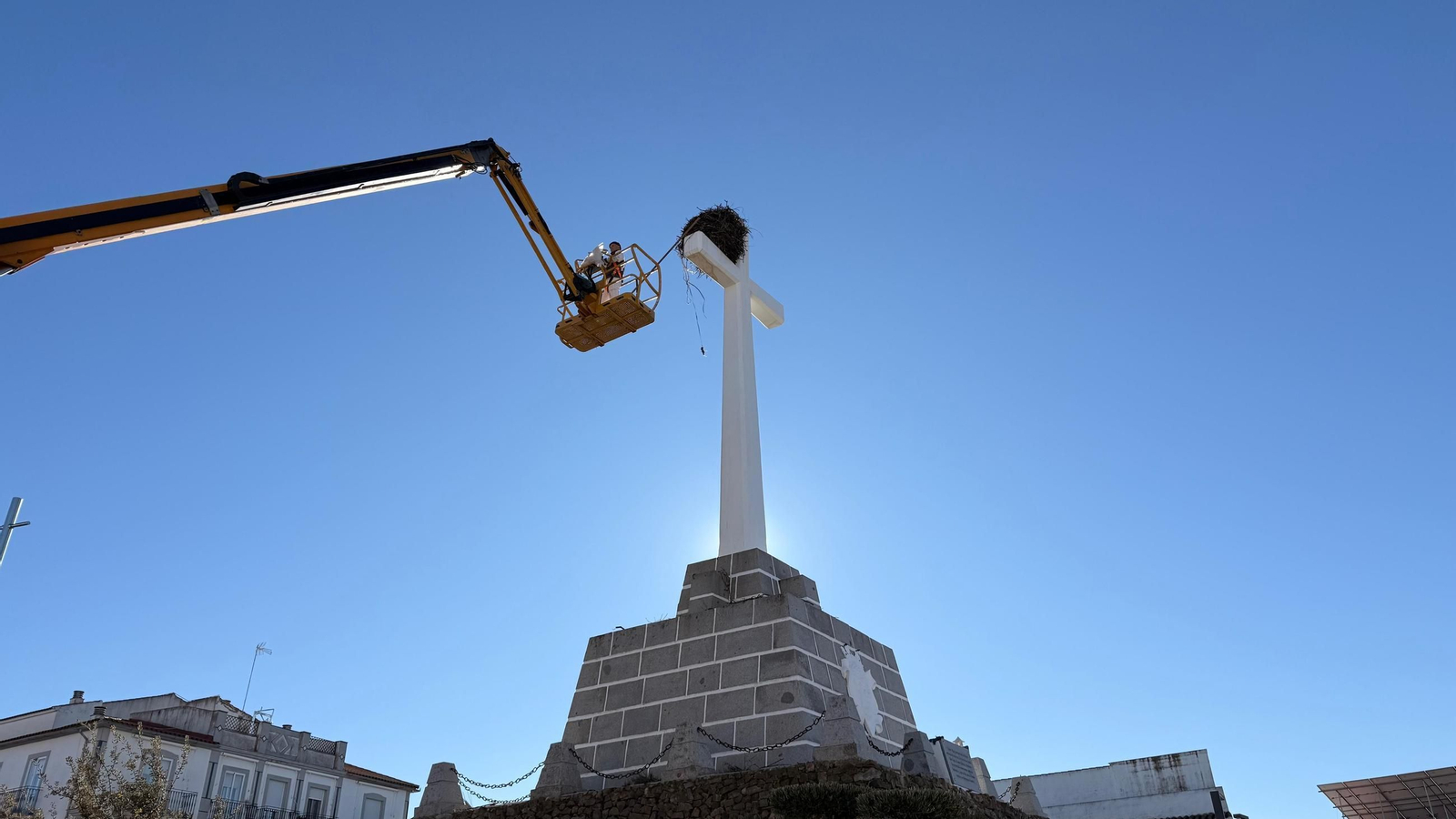 Nido de cigüeñas en la cruz de Pozoblanco.