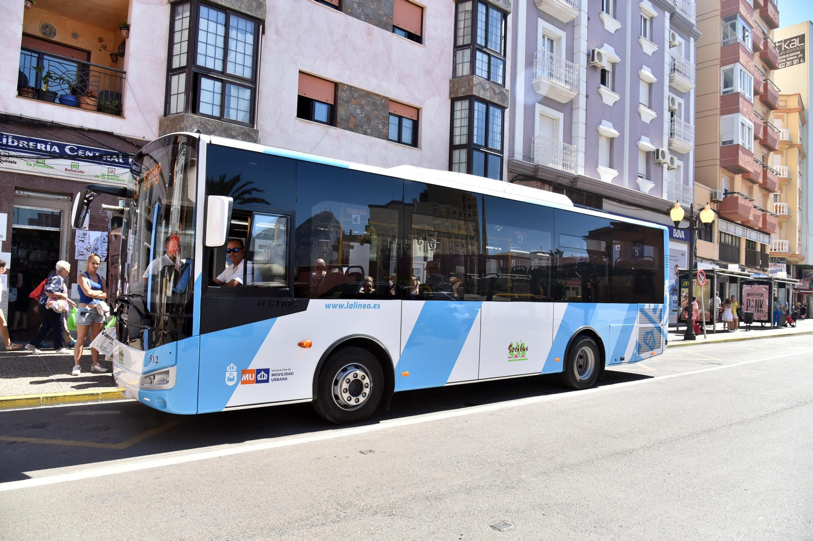Un autobús urbano en La Línea.
