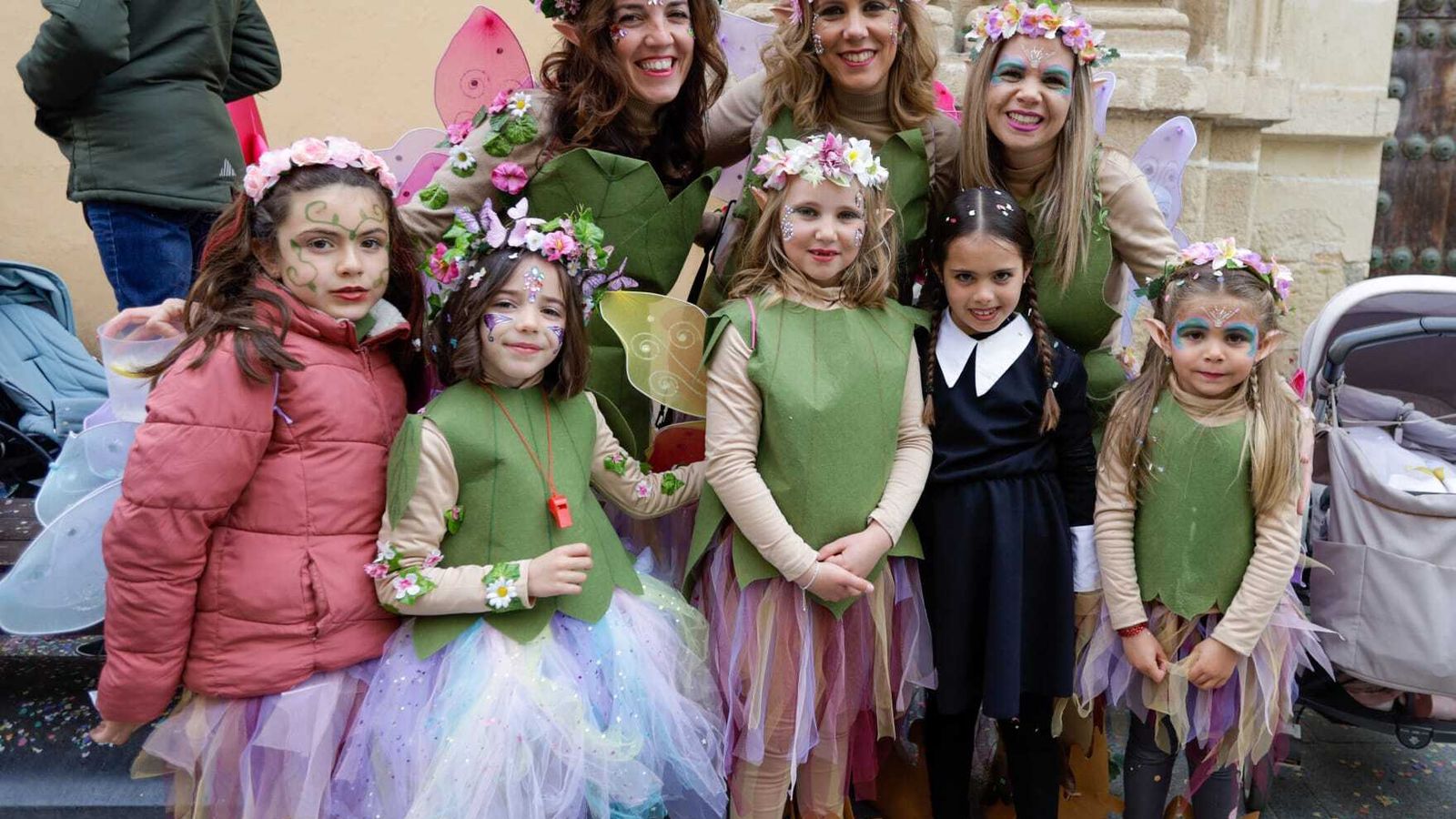 Aunque no hubo cabalgata para los niños, este grupo infantil y familiar disfrutó de la jornada este sábado.