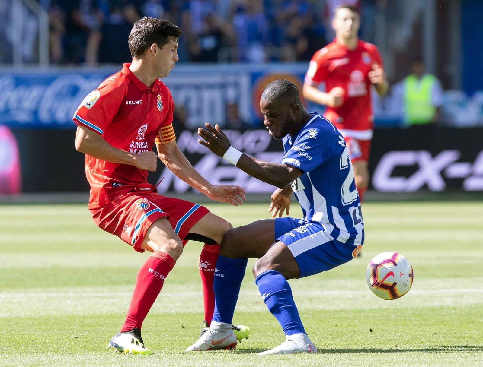 El alavesista Wakaso disputa el balón con el visitante Javi López.