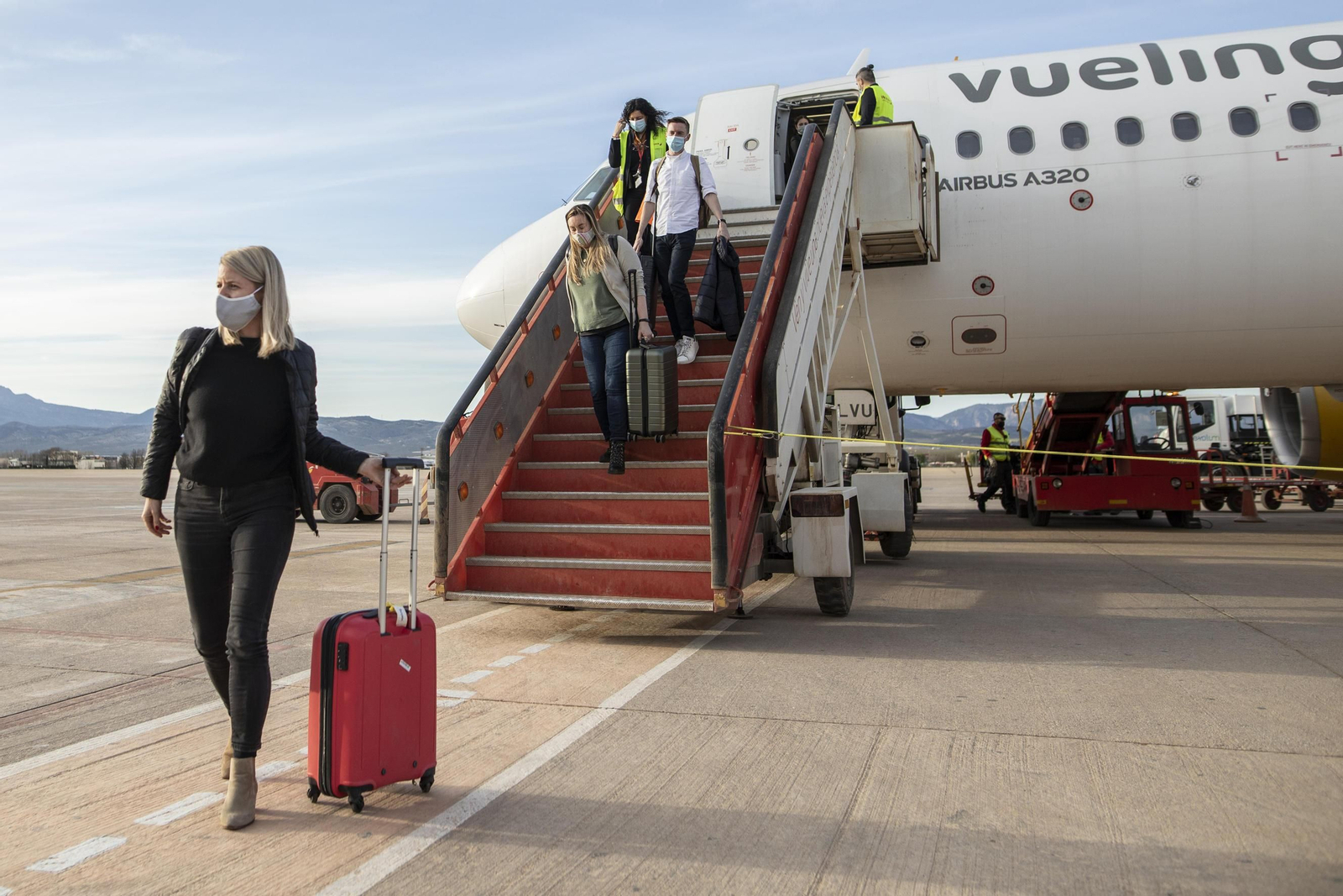 La llegada del primer vuelo de Londres a Granada, en imágenes