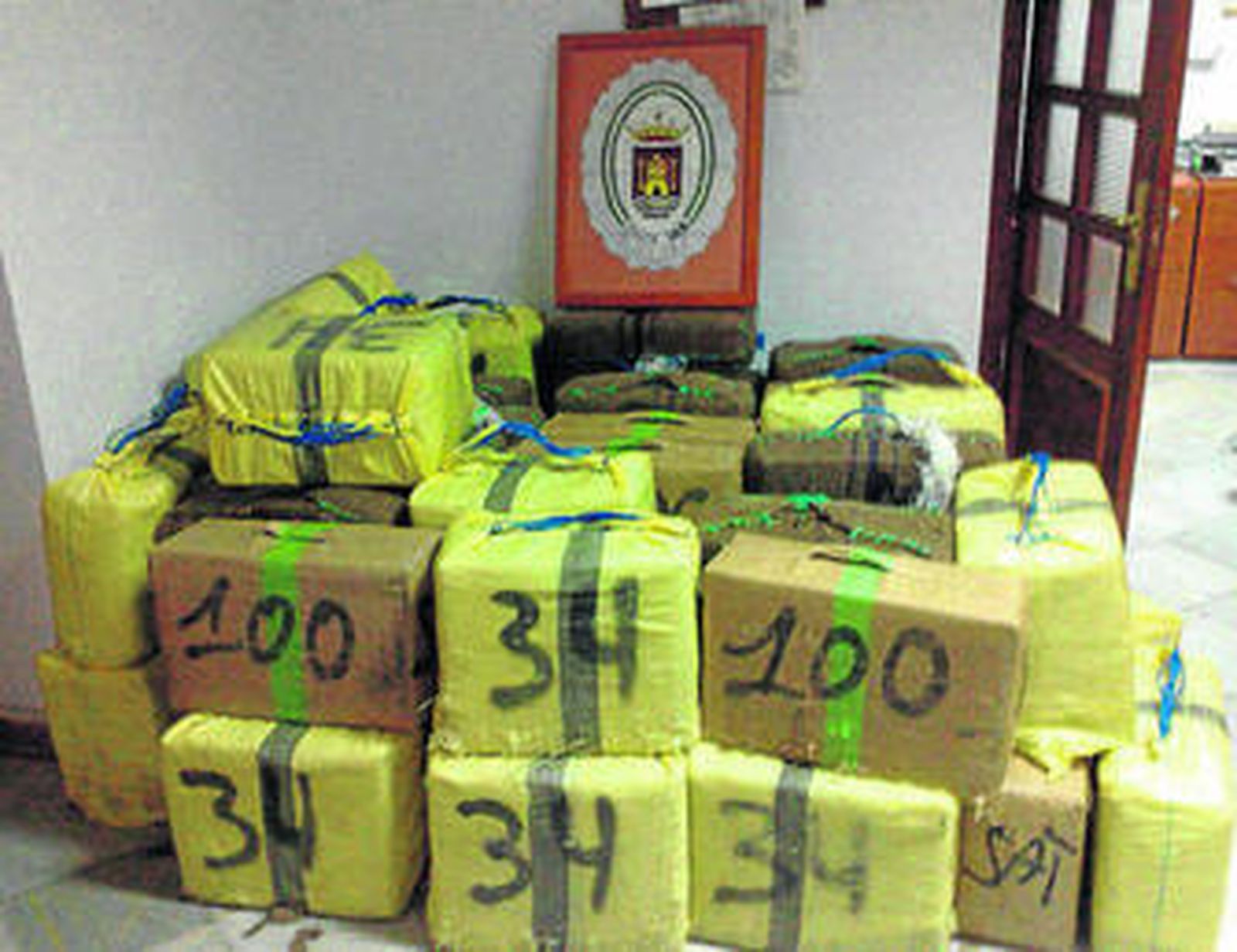 La droga requisada por agentes locales en Tarifa.