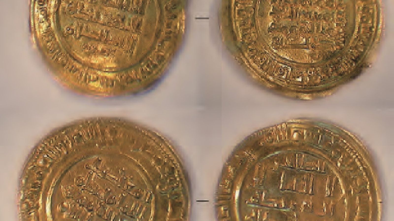 Dos dinares acuñados en Ceuta en el año 1032 hallados en el transcurso de la excavación realizada en el nº 20 de la calle General Castaños de Algeciras.