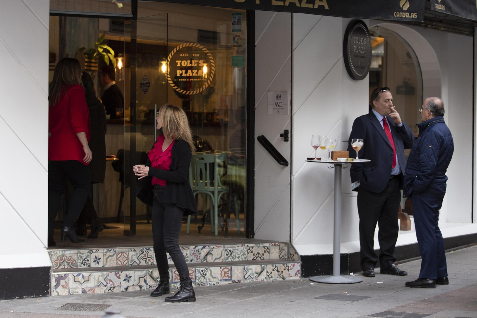Fotos: los bares y comercios de Granada vuelven a abrir hasta la noche