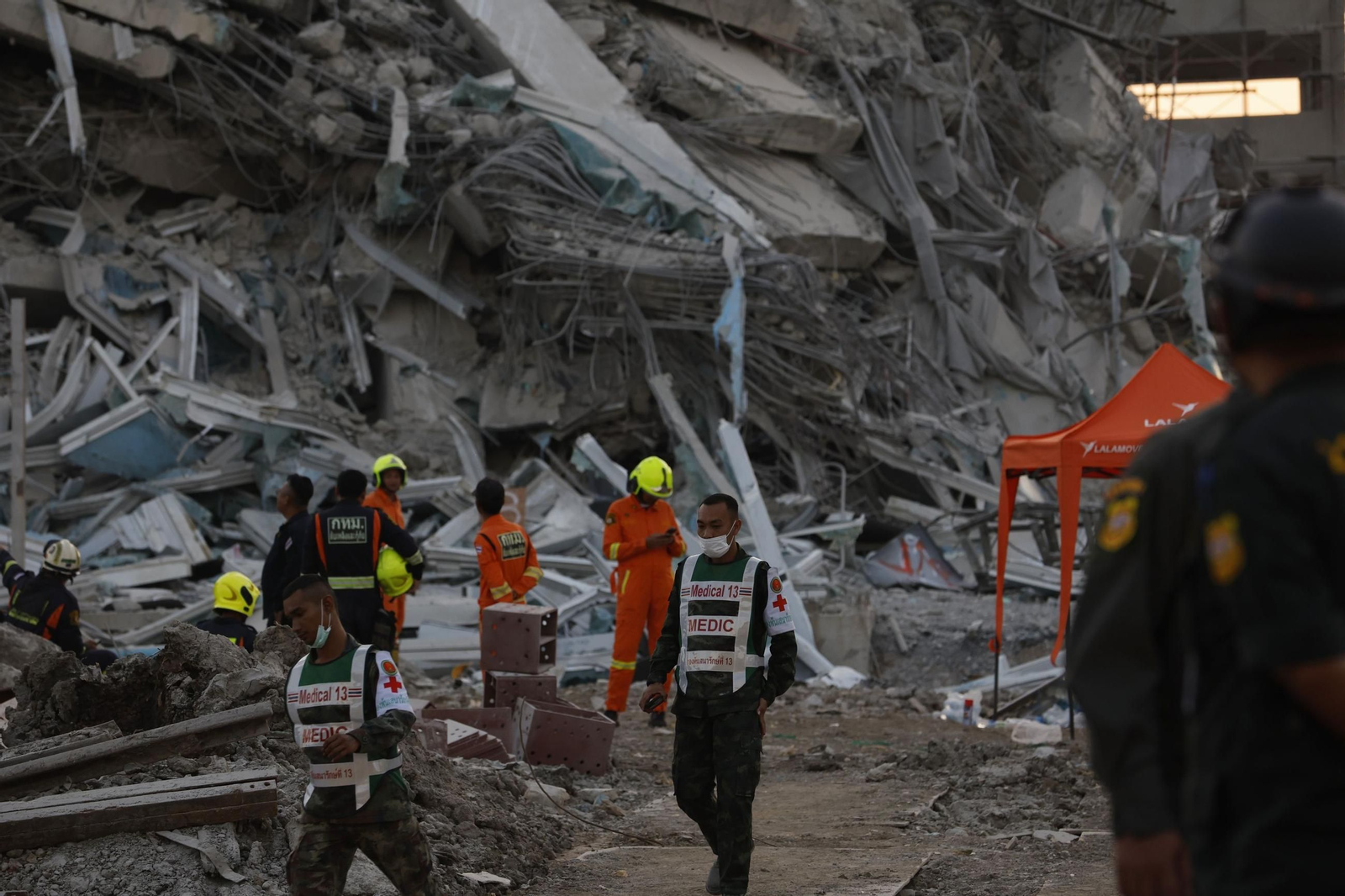 Las imágenes más impactantes del terremoto que ha sacudido Bangkok
