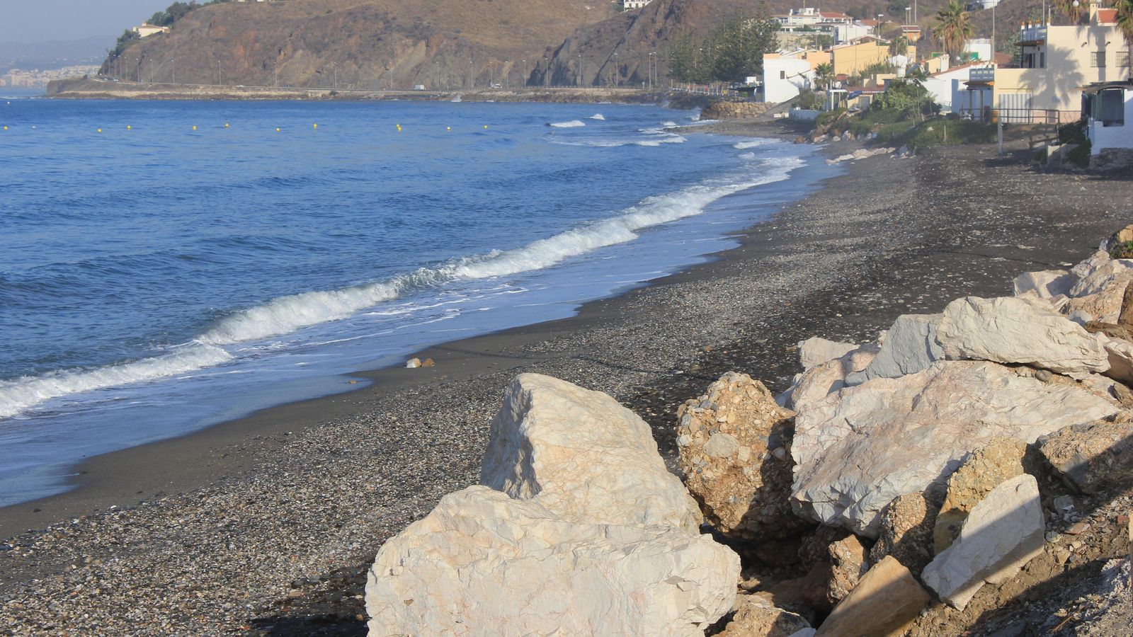 La playa de Lagos hace de frontera con el litoral de Torrox. La playa de Lagos hace de frontera con el litoral de Torrox.
