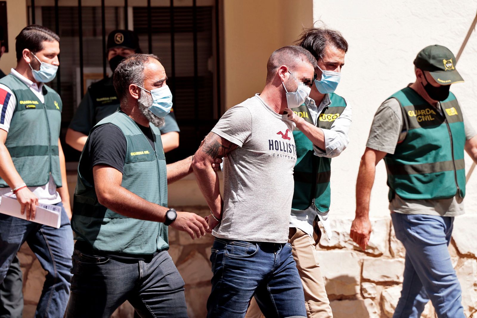 David S.O., detenido por la desaparició de Wafaa Sebbahe, es trasladado por agentes de la Guardia Civil.