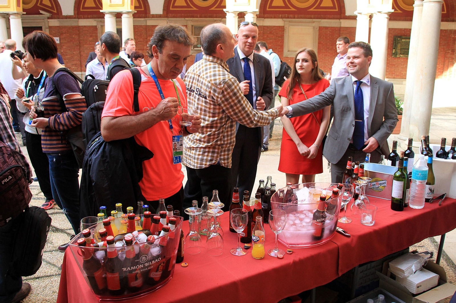Imágenes de la recepción en el ayuntamiento a organizadores y participantes del Campeonato Europeo de Bádminton que se celebra en Huelva